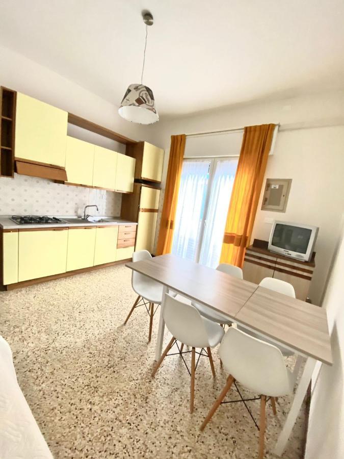 Euroresidence - Piazza Mazzini- 30 Mt Dal Mare Lido di Jesolo Bagian luar foto