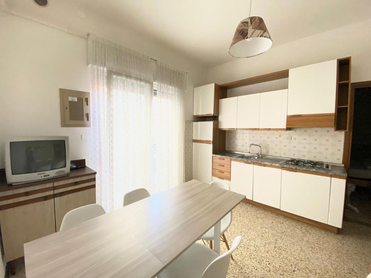 Euroresidence - Piazza Mazzini- 30 Mt Dal Mare Lido di Jesolo Bagian luar foto